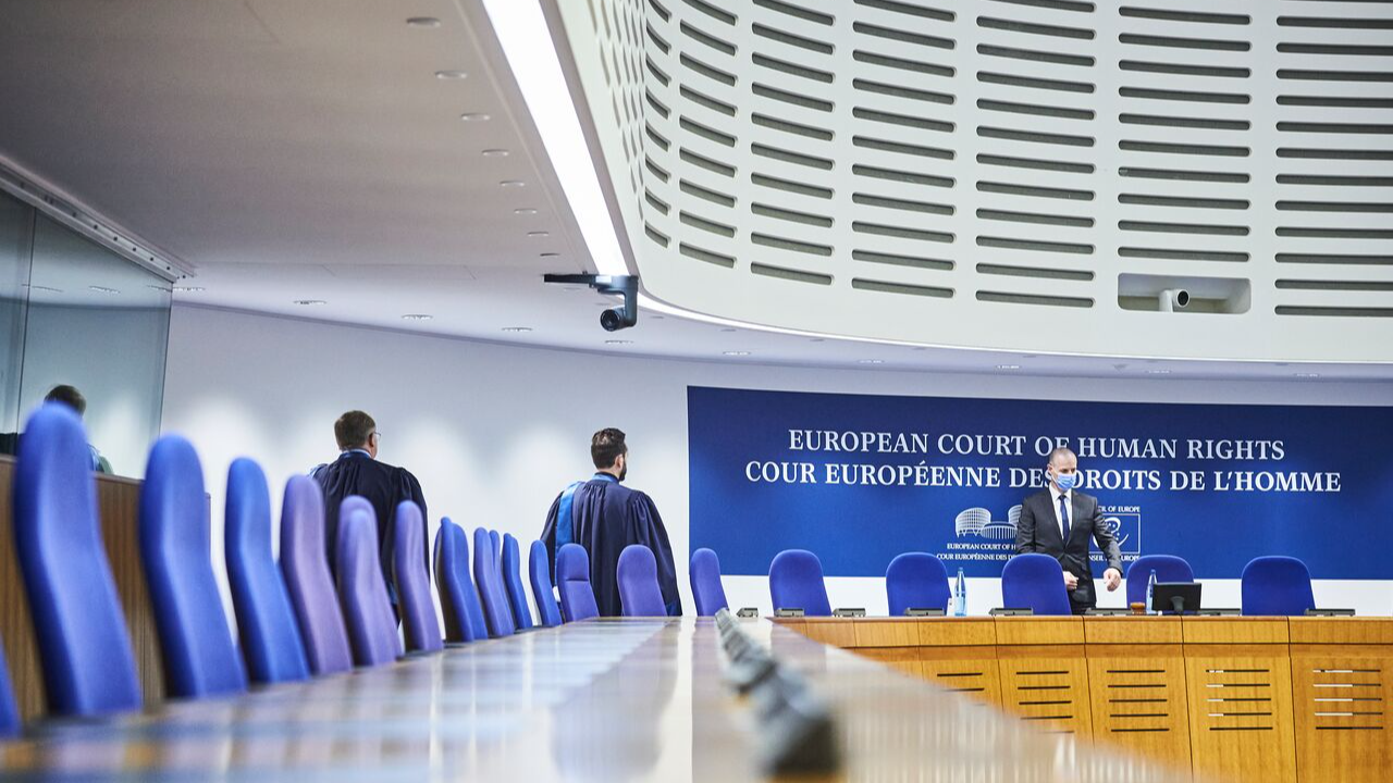 Les juges entrant dans la salle d'audience de la CEDH